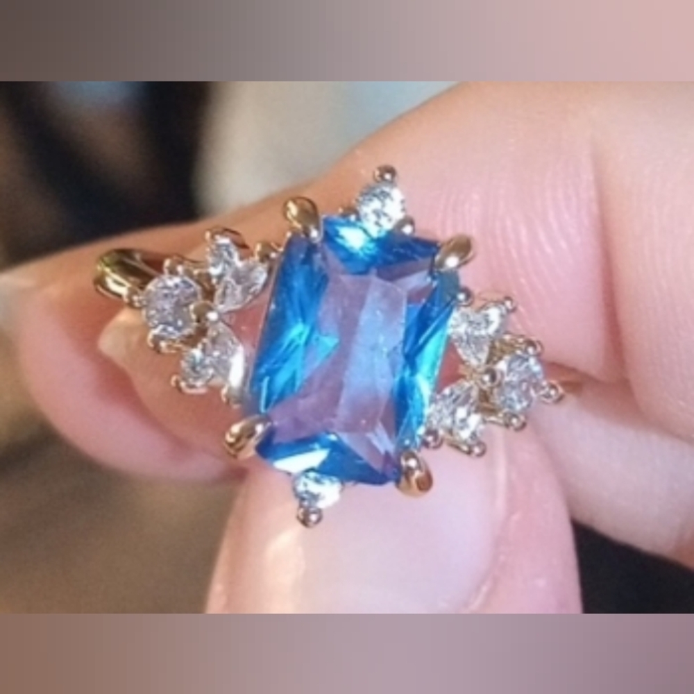 ♥️G $9 Each Or Bundle 4/$20 Blue and Gold Women's Ring Size 8 💙 - Picture 1 of 6